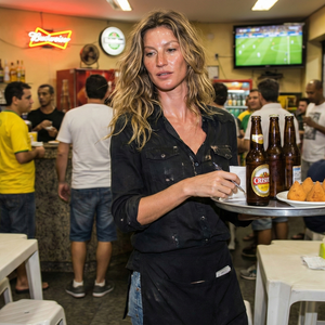 Imagem do prompt Efeitos_nano banana brazilian waiterwaitress busy_1777290078